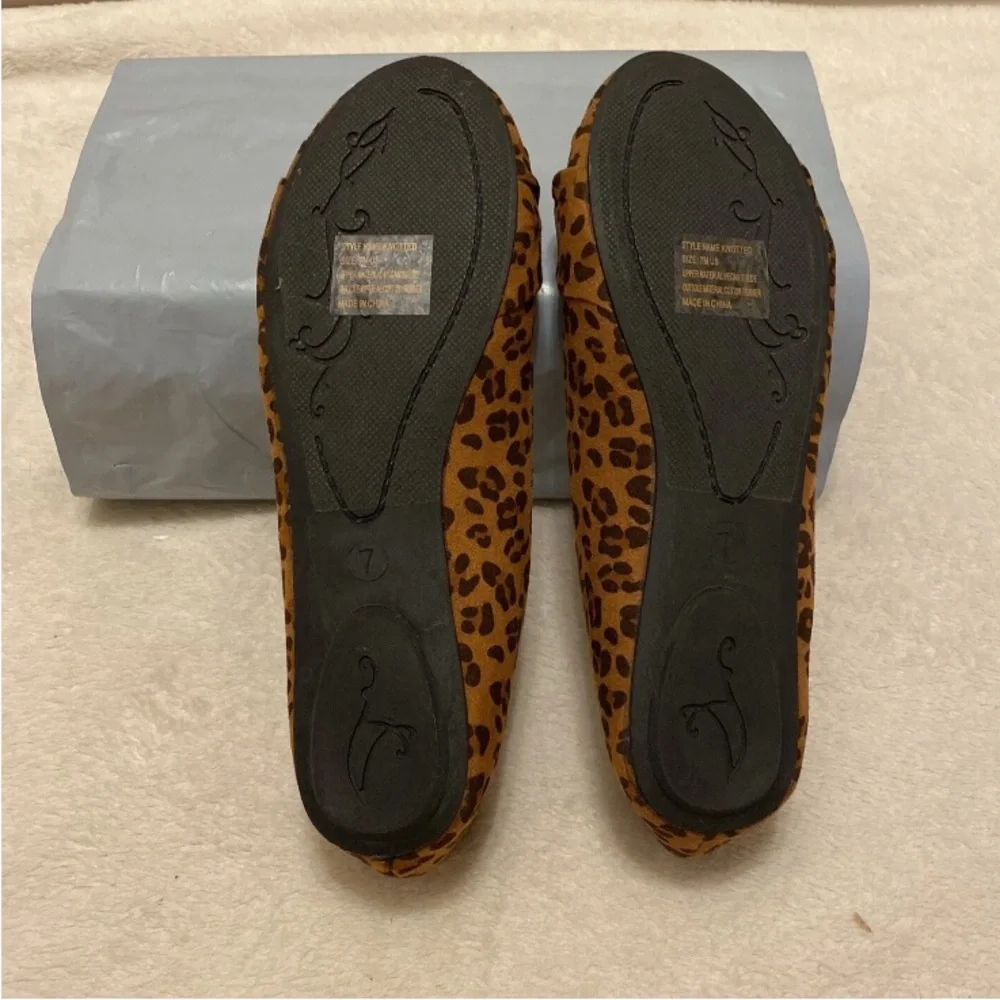Charles Albert Women's Brown Leopard Flats